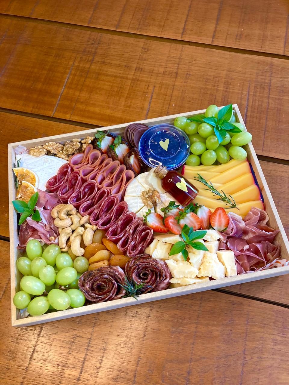 Tábua de queijos, frutas, castanhas e mel